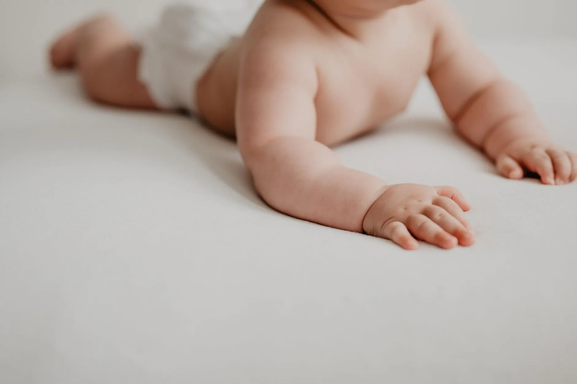 Beba na trbuhu podiže glavu tijekom vremena na trbuhu