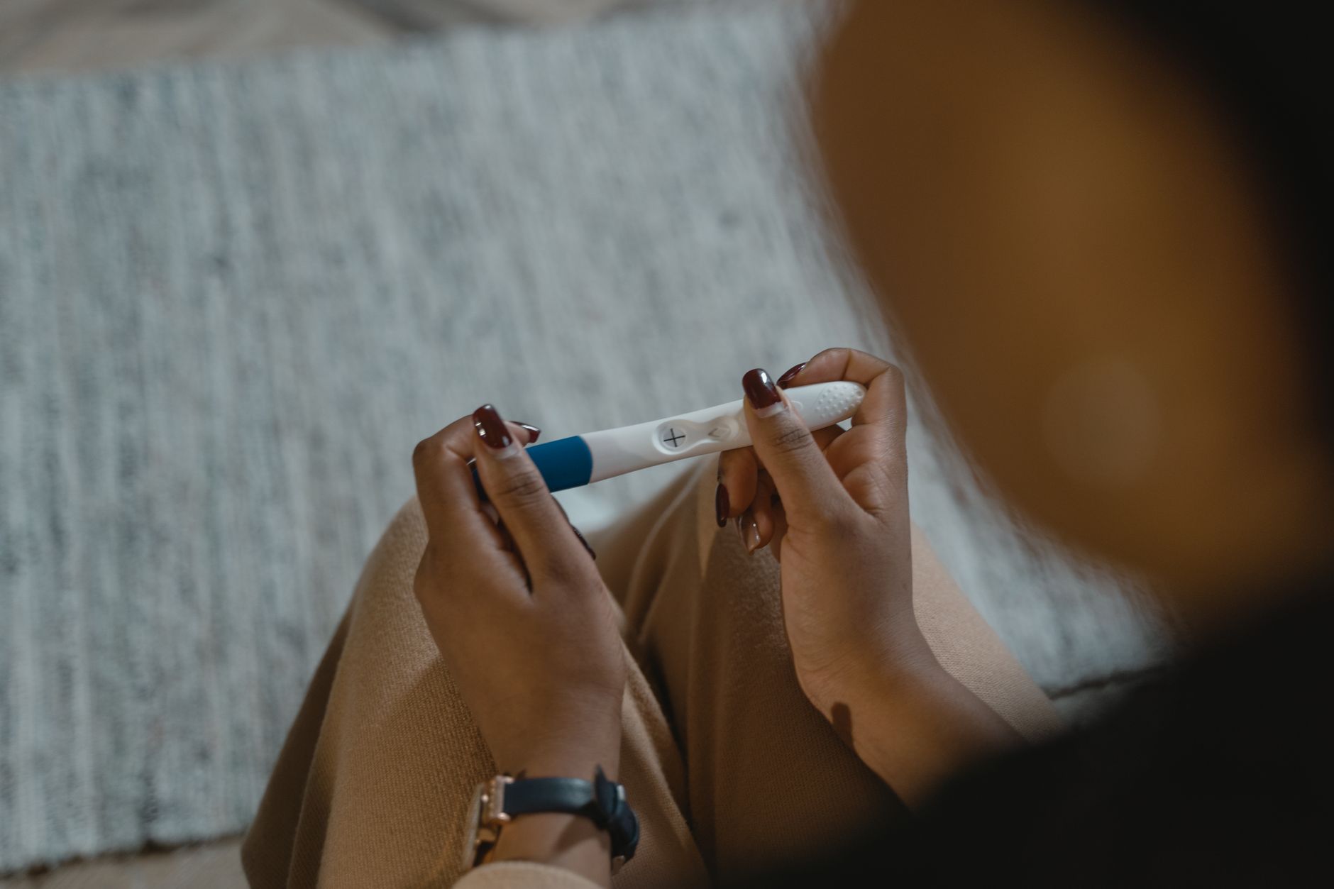 Žena drži pozitivan test na trudnoću